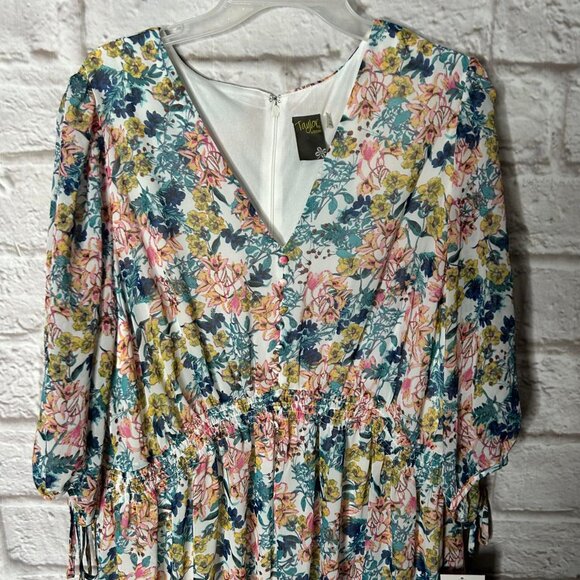 NWT Taylor Woman V-neck Floral Dress Women's Plus Size 14W - Picture 2 of 4